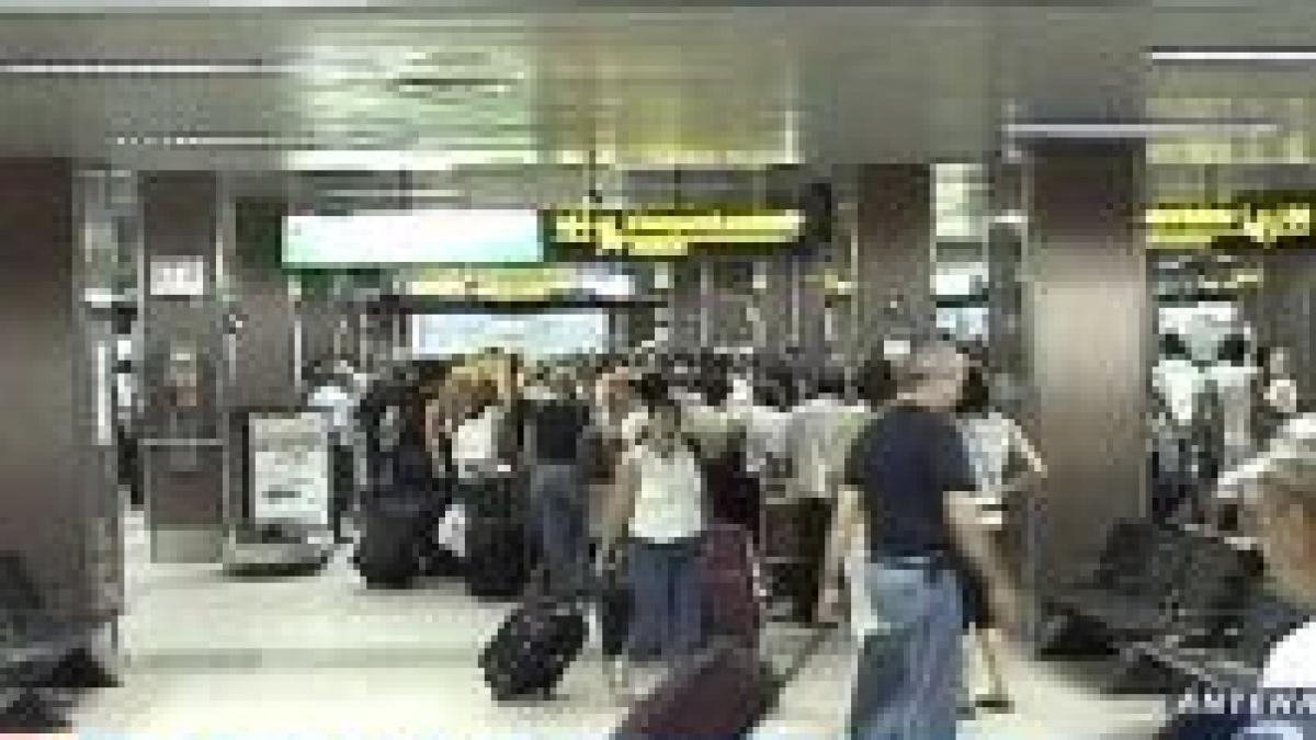 zeci de pasageri blocati pe aeroportul henri coanda