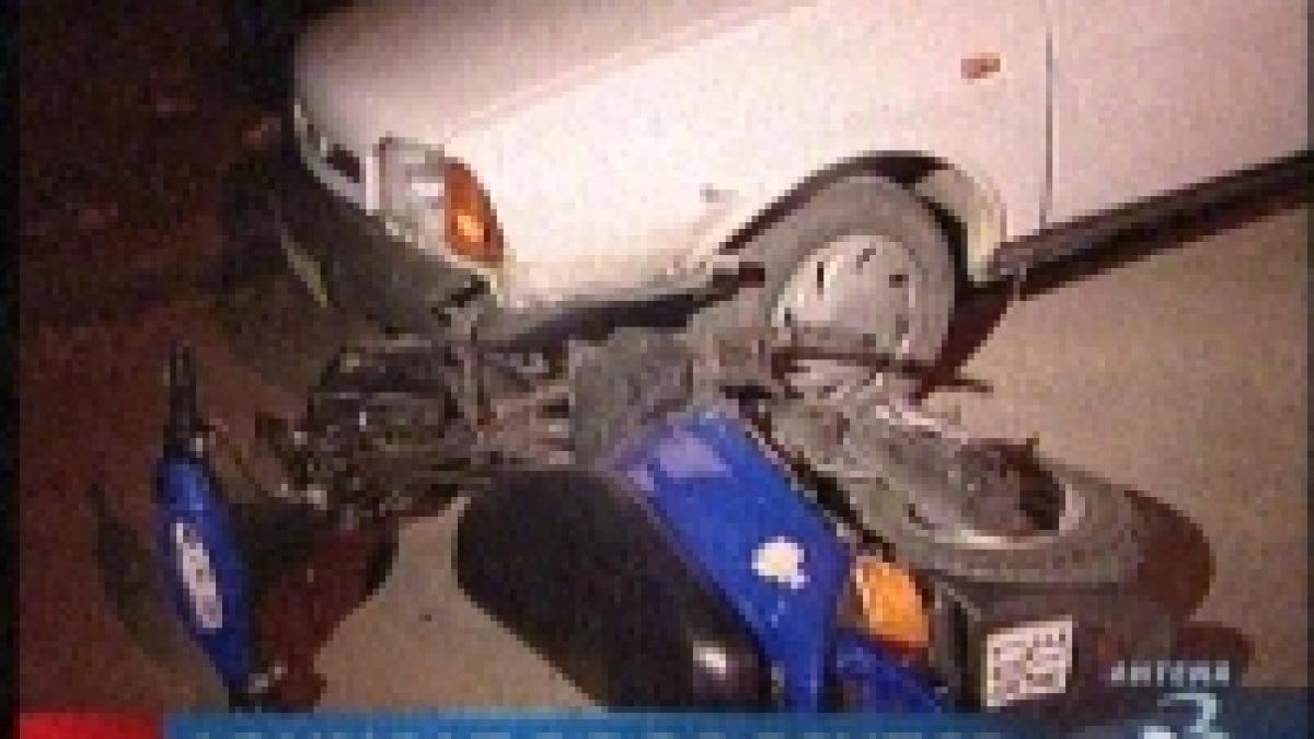 un tanar pe scuter a fost aruncat sub rotile unui autoturism video