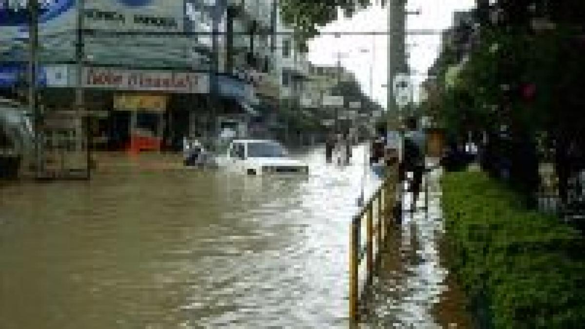 china este lovita de inundatii si alunecari de teren