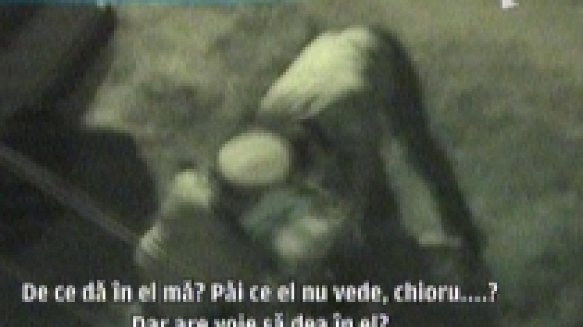 doi politisti au snopit in bataie un trecator turmentat video