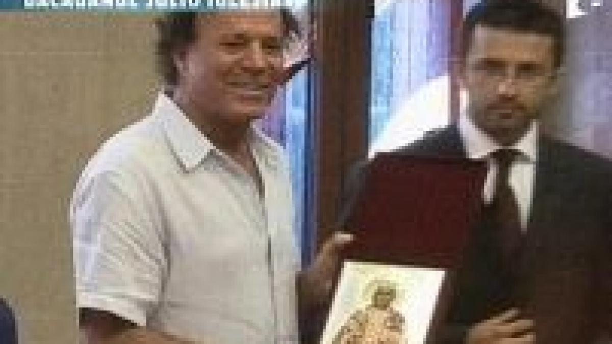 julio iglesias este cetatean de onoare al bacaului video
