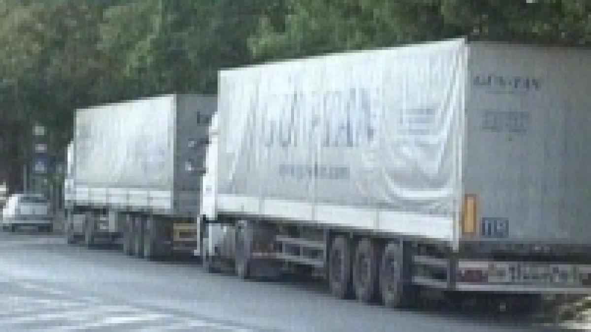 masina aruncata in sant de 2 tir uri turcesti care goneau pe sosea video