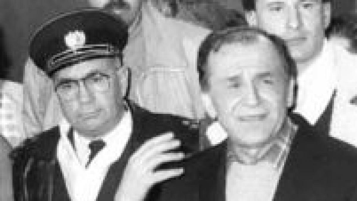 parchetul trebuie sa verifice daca ion iliescu a fost militar