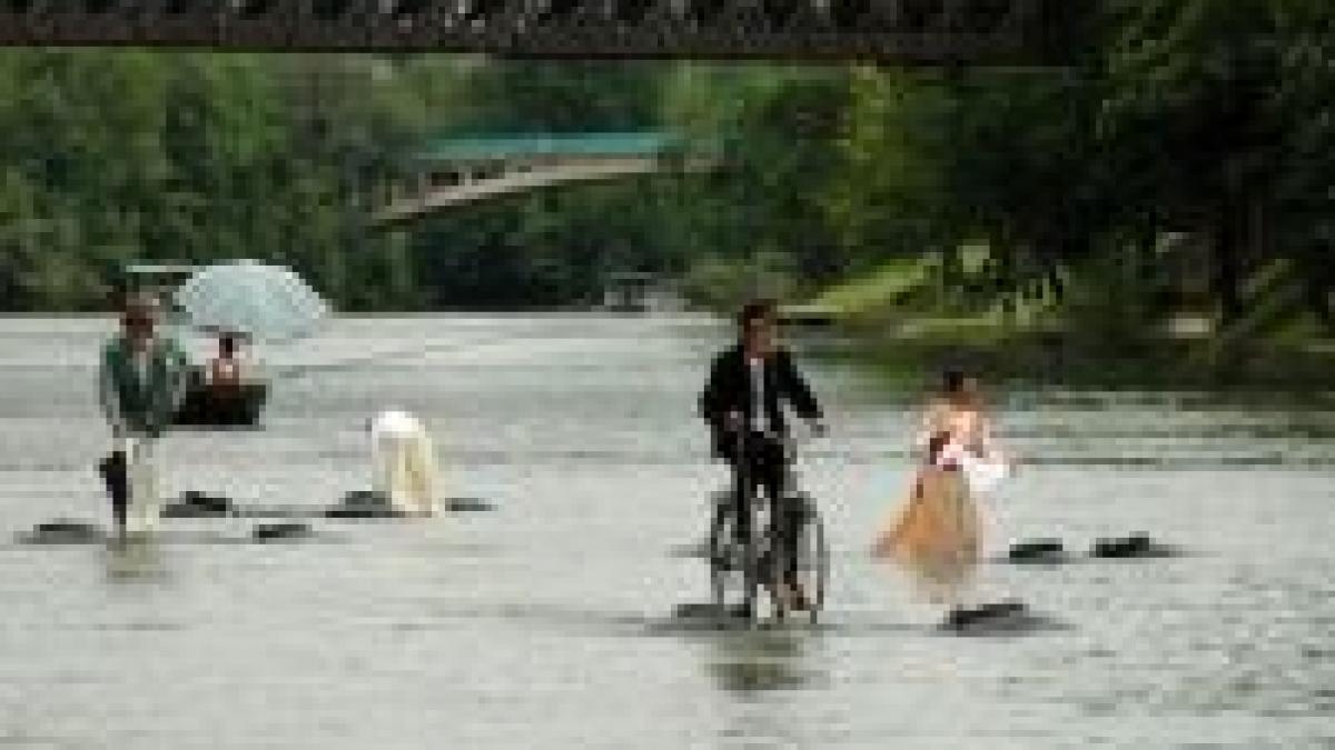 reflexiile lui narcis jucata pe malul lacului din parcul tineretului