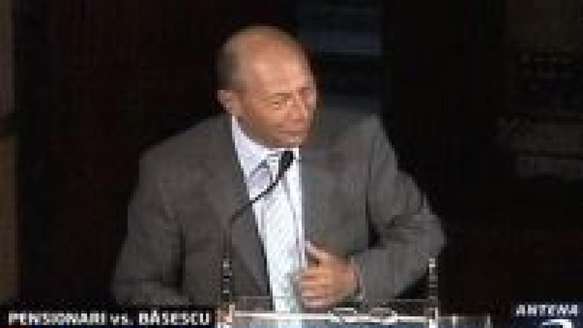 basescu atacat de pensionari