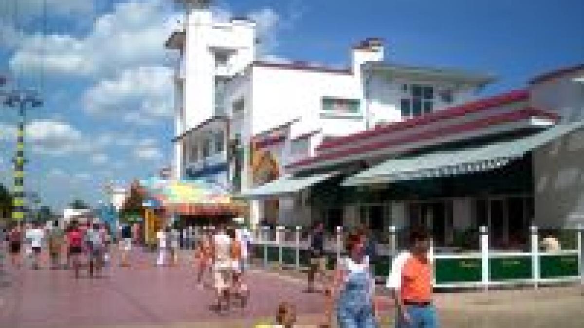 9 turisti la spital dupa ce au mancat la o terasa din mamaia