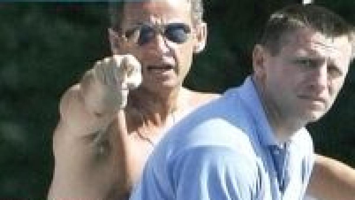 sarkozy s a certat in franceza cu paparazzi americani video