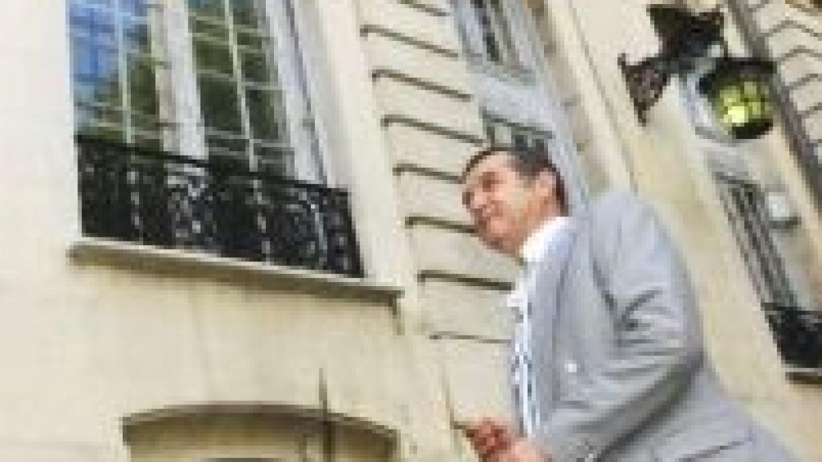 gigi becali isi poleieste palatul cu aur