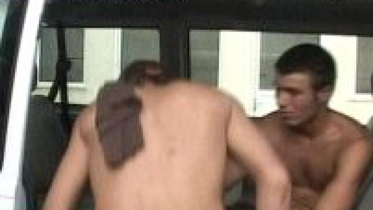 varsare de sange focuri de arma si bataie in sectia de politie video