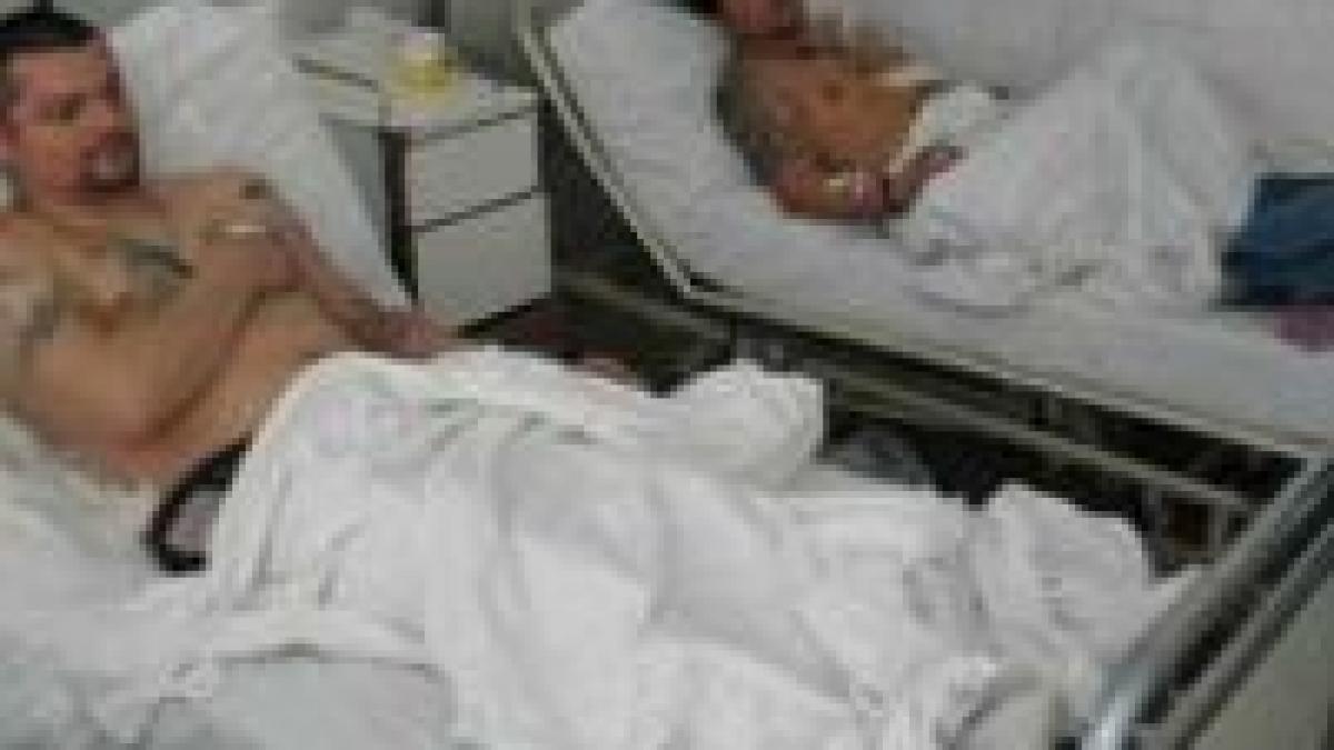 4 persoane injunghiate pe o terasa din costinesti