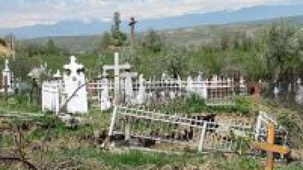 un preot a facut cimitir pe un teren al cfr