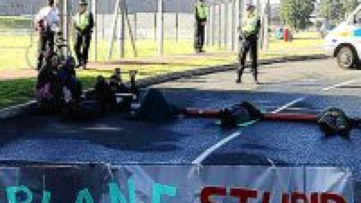aeroportul heathrow luat cu asalt de militanti ecologisti