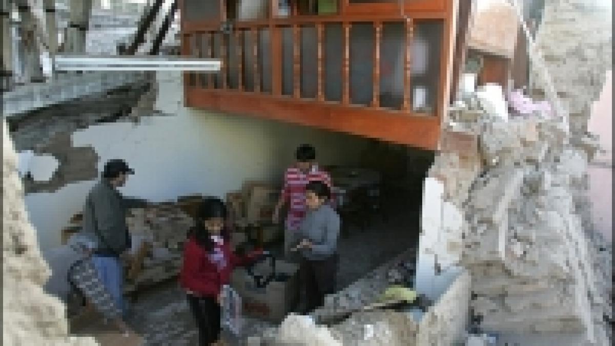 peru cadavrele victimelor cutremurului la groapa comuna
