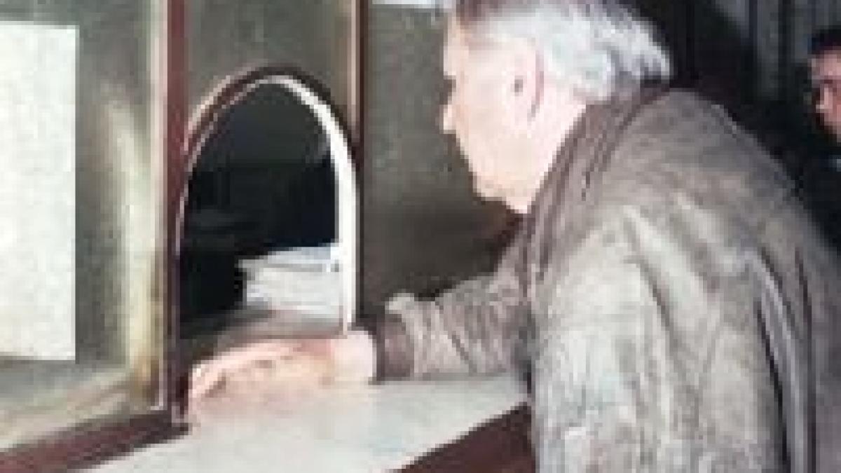 bugetarii si pensionarii isi vor primi banii pe card