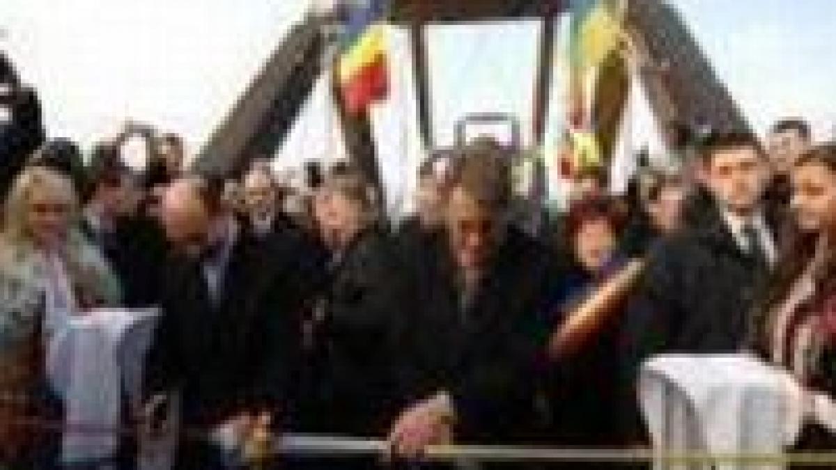 traficul pe podul istoric peste tisa suspendat