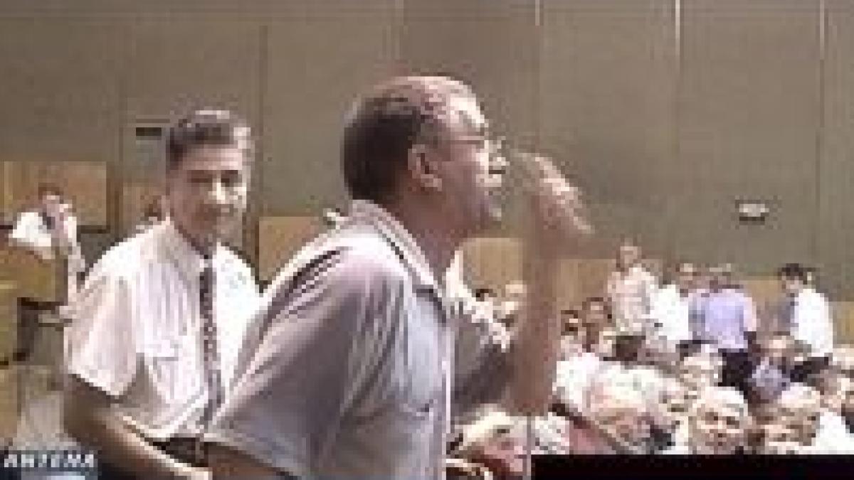 pensionarii l au huiduit pe ministrul muncii video