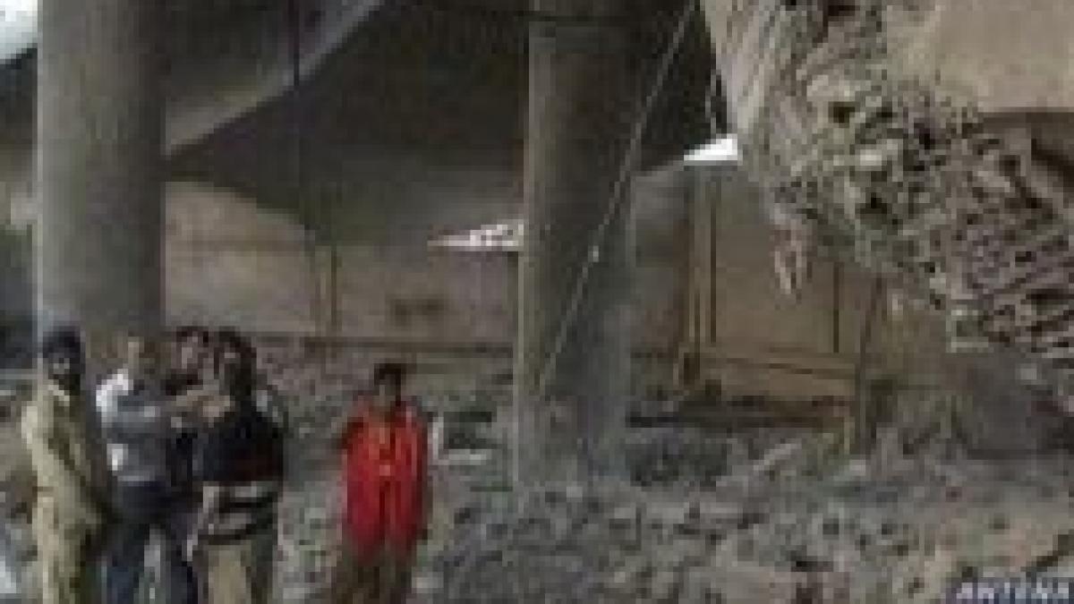 pakistan un pod prabusit la 2 luni de la inaugurare a facut 4 victime