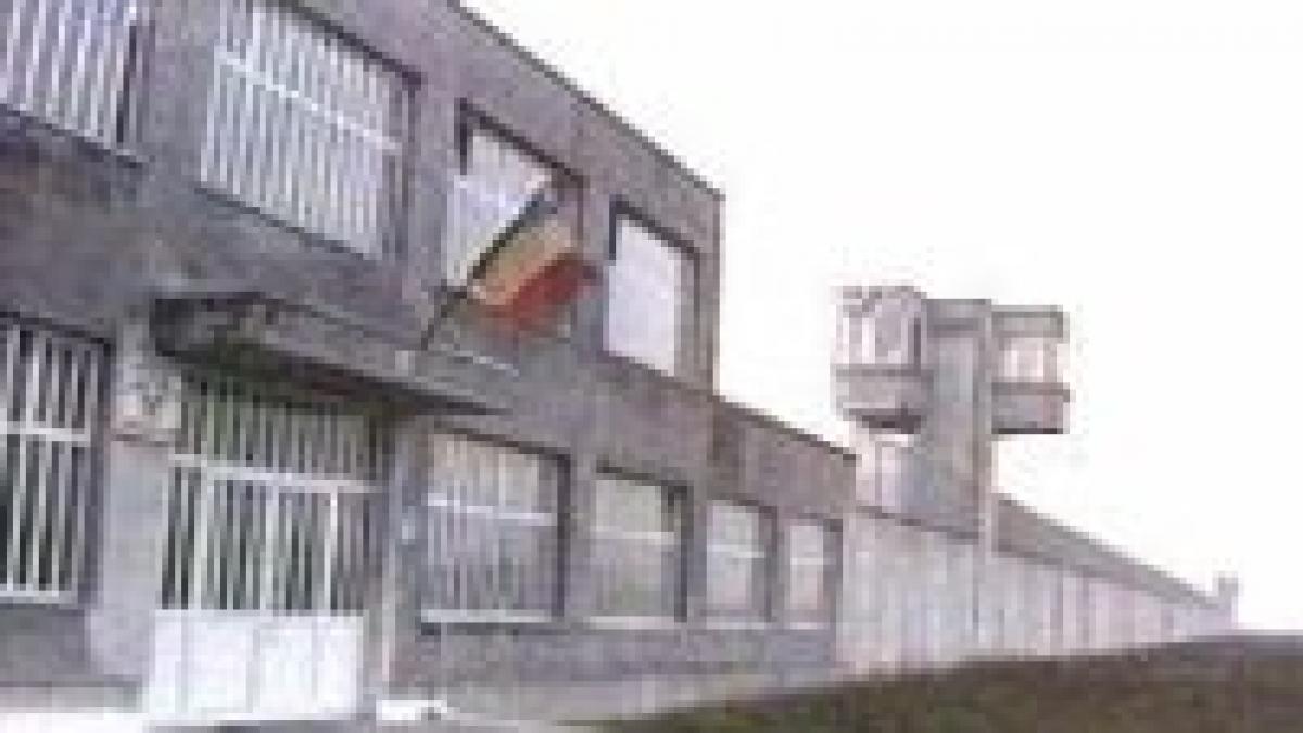 a incendiat un liceu de dorul inchisorii