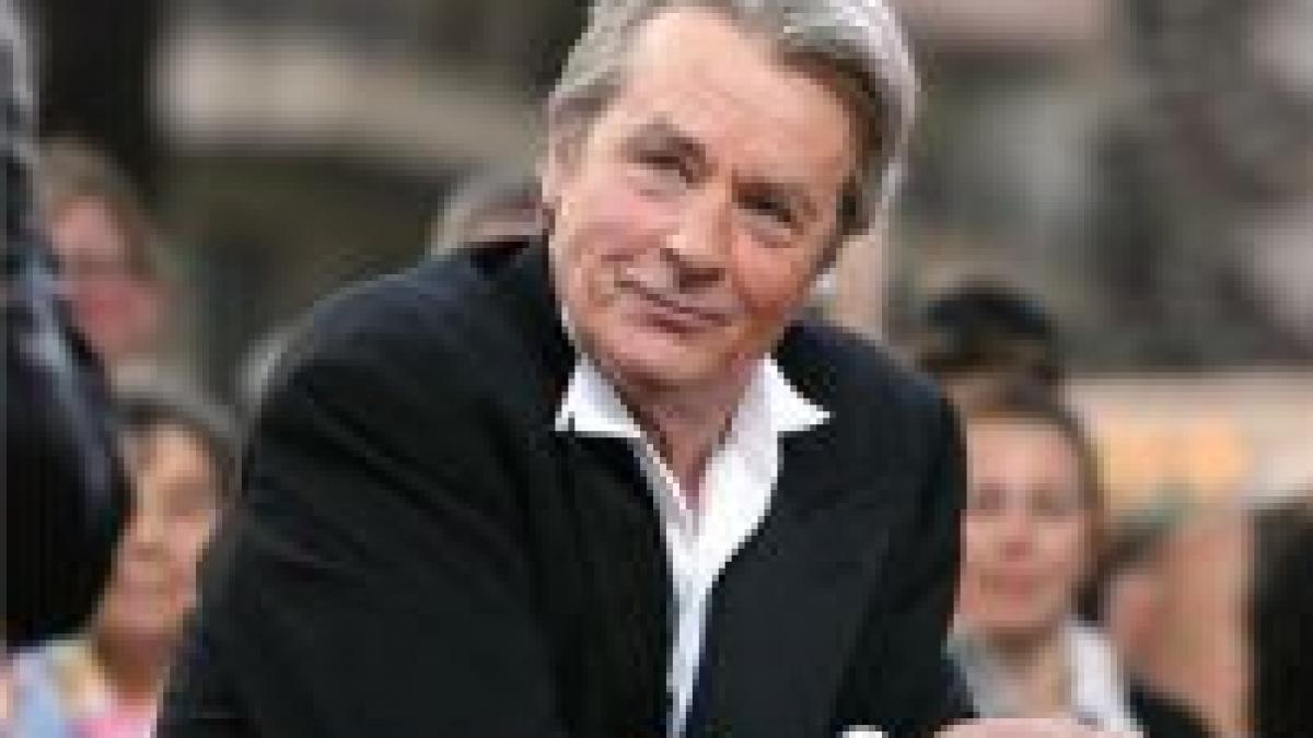 actorul alain delon isi vinde picturile