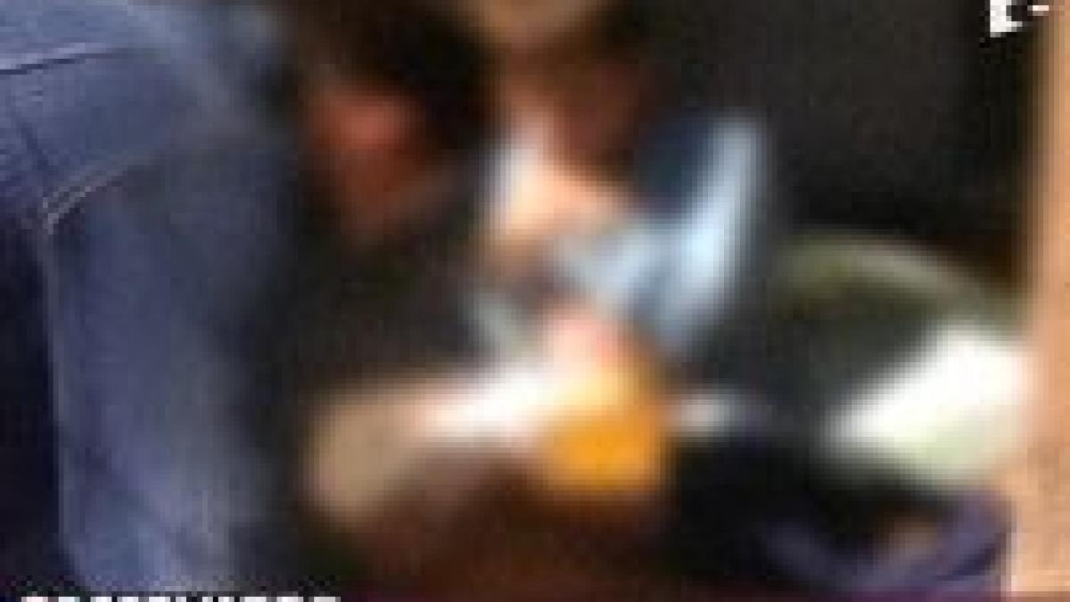 copil legat in lanturi de catre propriul bunic video