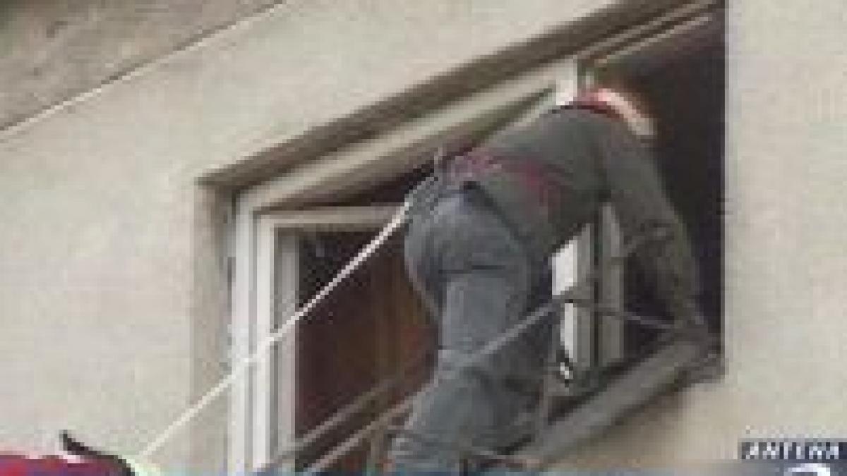 locatarii blocului distrus din zalau si au putut recupera o parte din bunuri