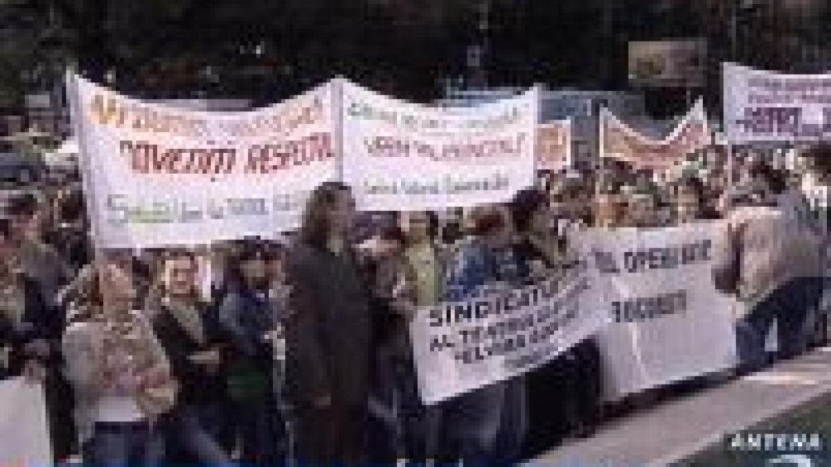 actorii protesteaza in fata teatrului national din bucuresti