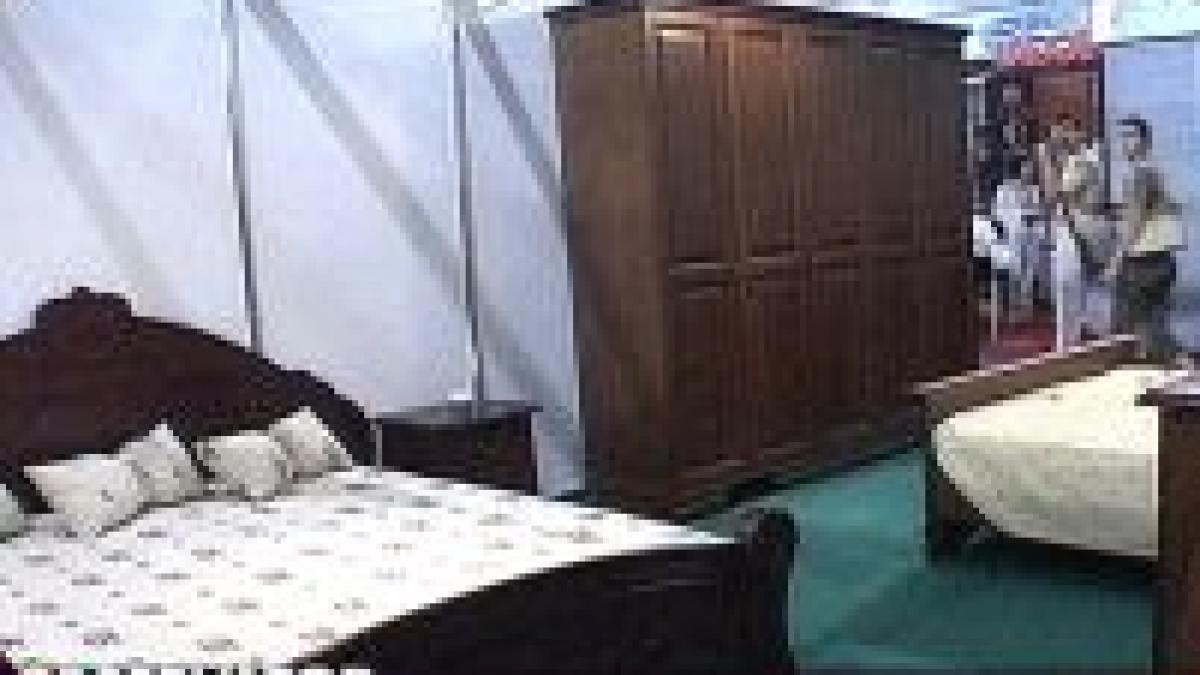 Cum se dau ţepe la expoziţiile de mobilă din România