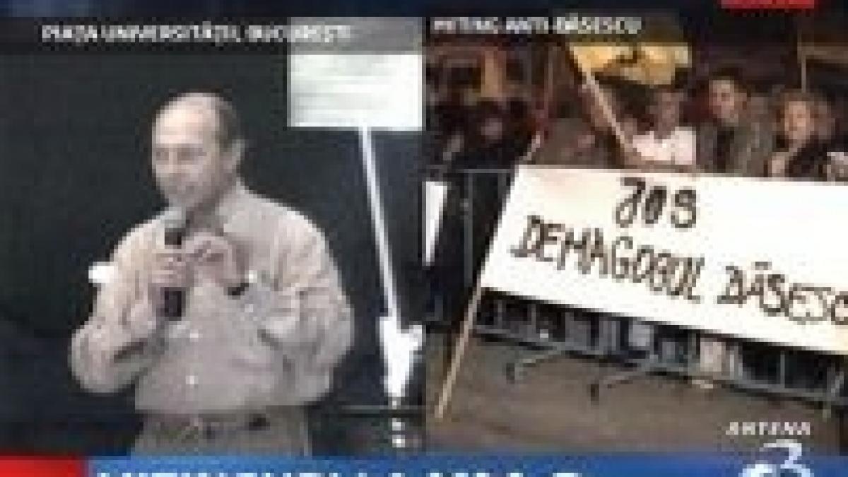 basescu in piata universitatii intampinat de o contra manifestatie video