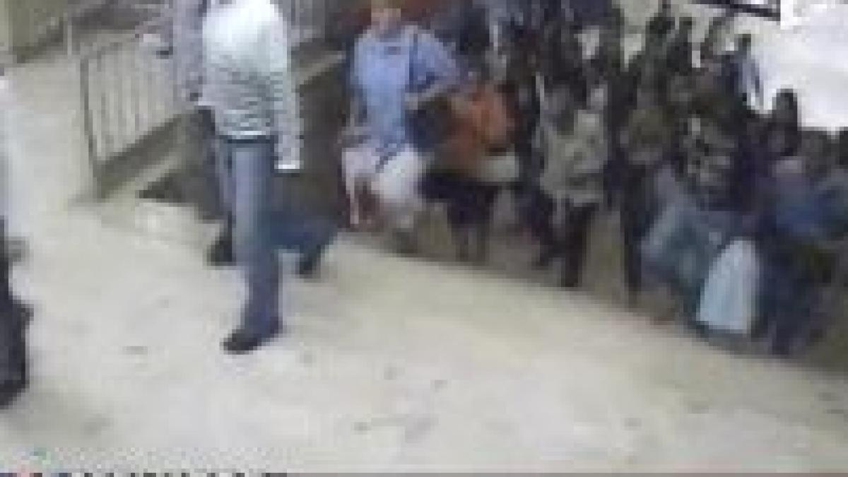 italia au aparut imaginile romancei impinse in fata metroului video