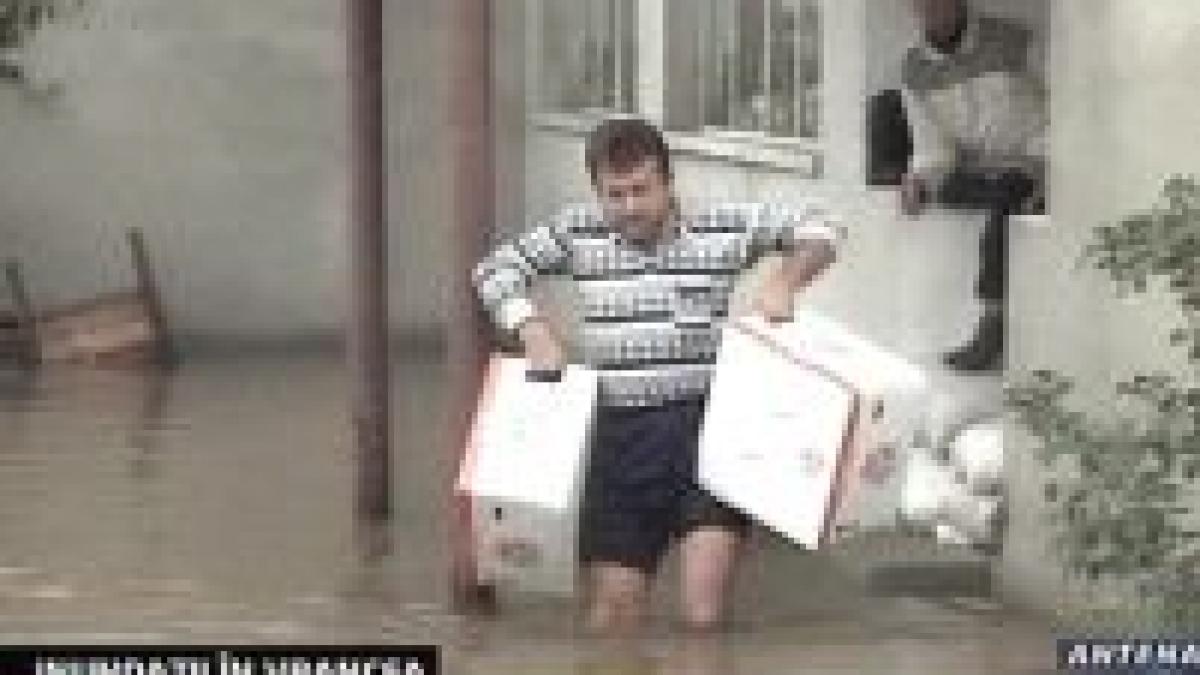 sute de case inundate in 3 judete