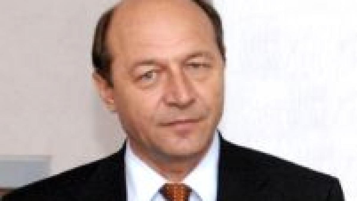 traian basescu a fost distins cu crucea patriarhala