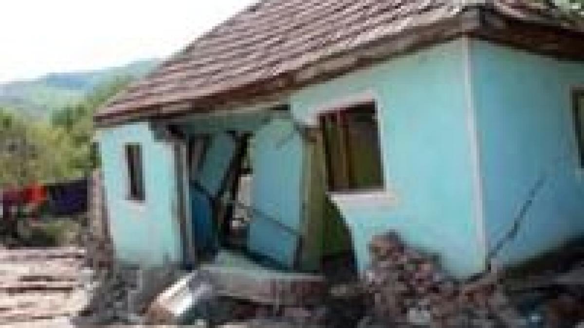 peste 100 de case din judetul gorj risca sa se prabuseasca