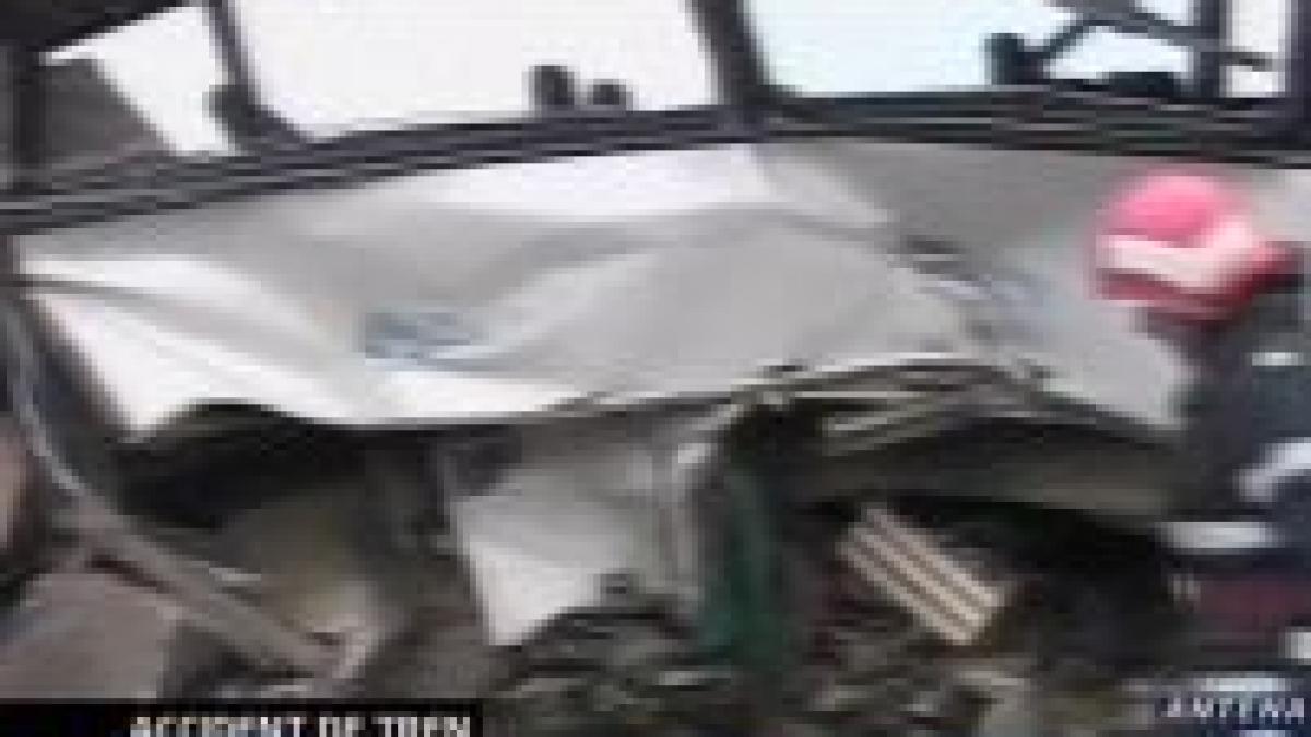 noua oameni au fost raniti dupa ce autobuzul in care se aflau a fost lovit de un tren