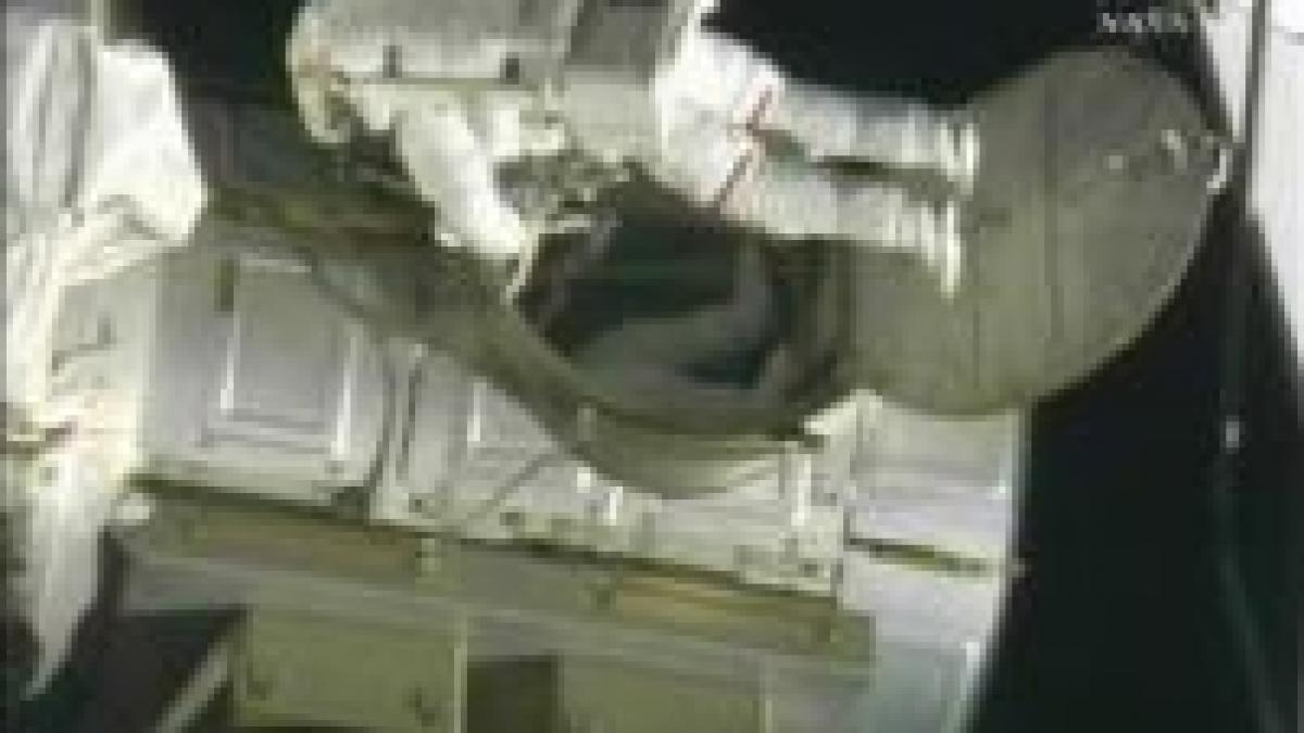 misiune dificila astronautii au reparat o antena de energie solara