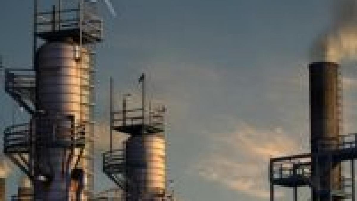 pretul petrolului aduce lumea in pragul unui soc energetic