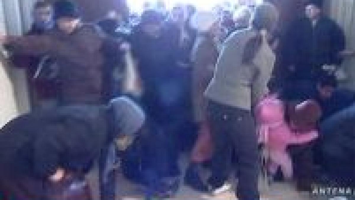 Credincioşii s-au călcat în picioare la sfinţirea Bisericii Sfintei Parascheva <font color=red>(VIDEO)</font>