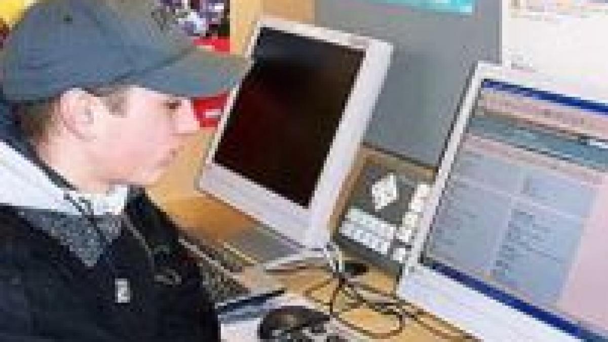 Tinerii europeni petrec 5 zile din 7 pe Internet