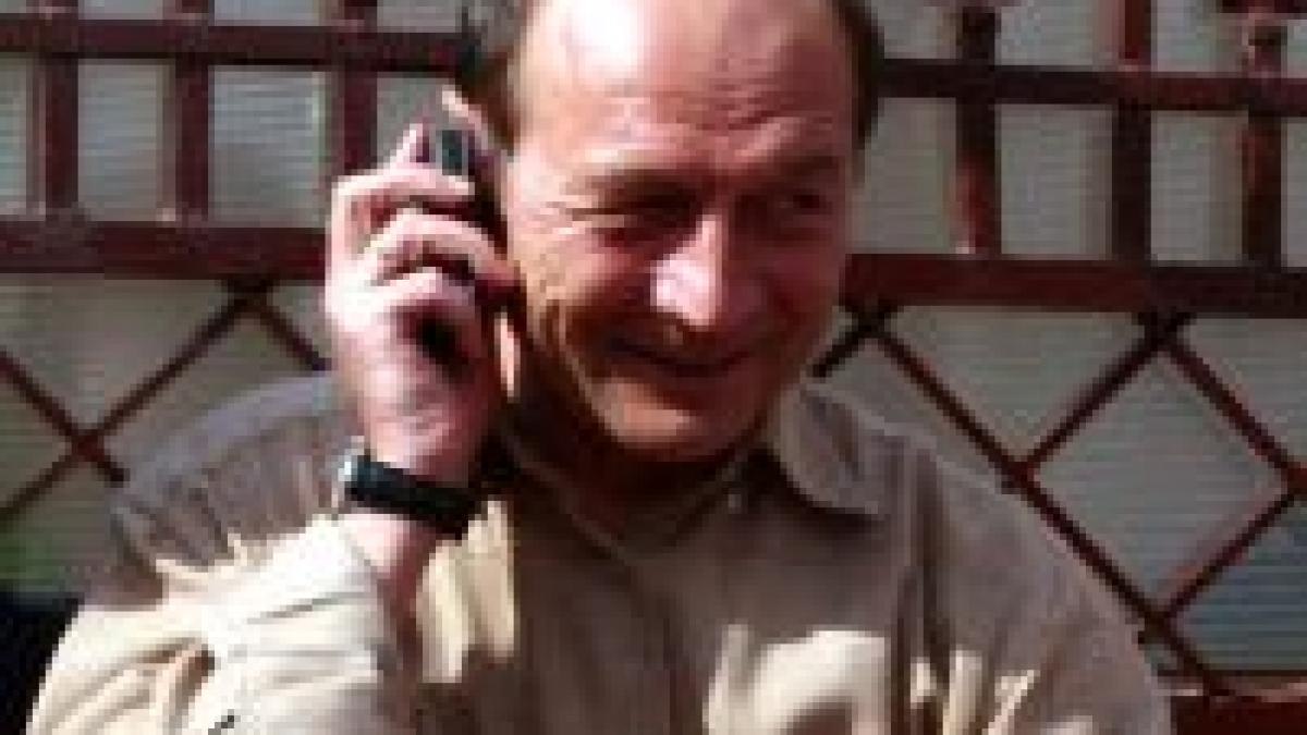 basescu le explica romanilor votul uninominal la telefon