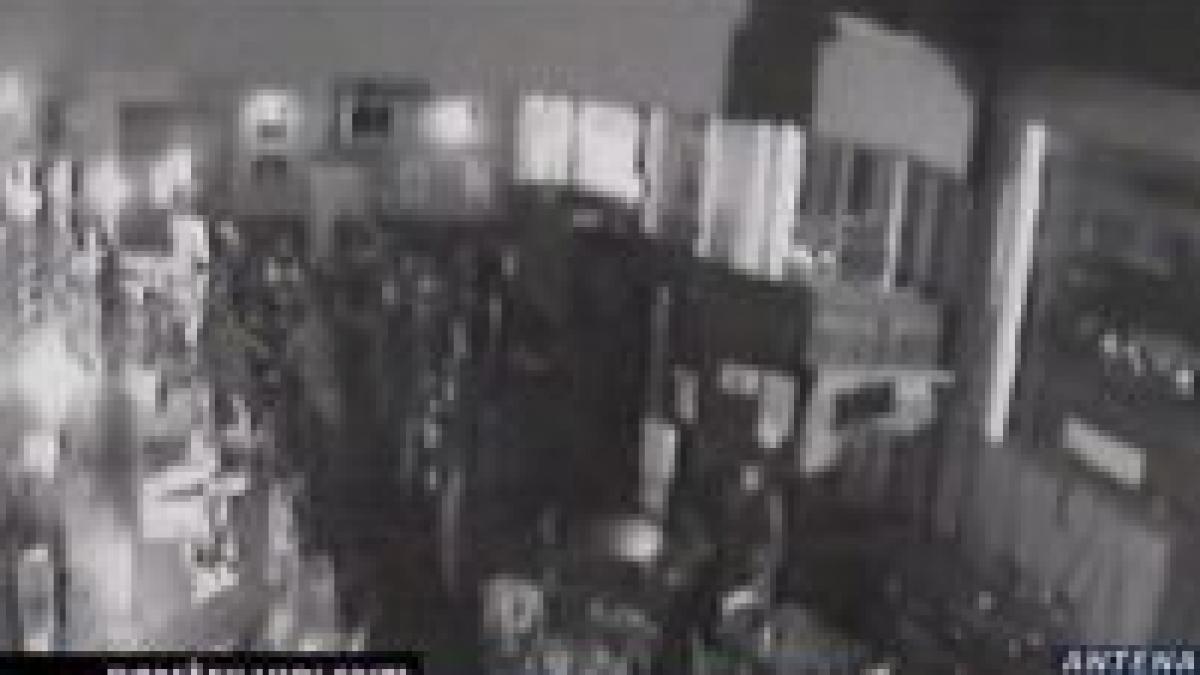 italia uno prezinta imagini cu romani devastand un bar video