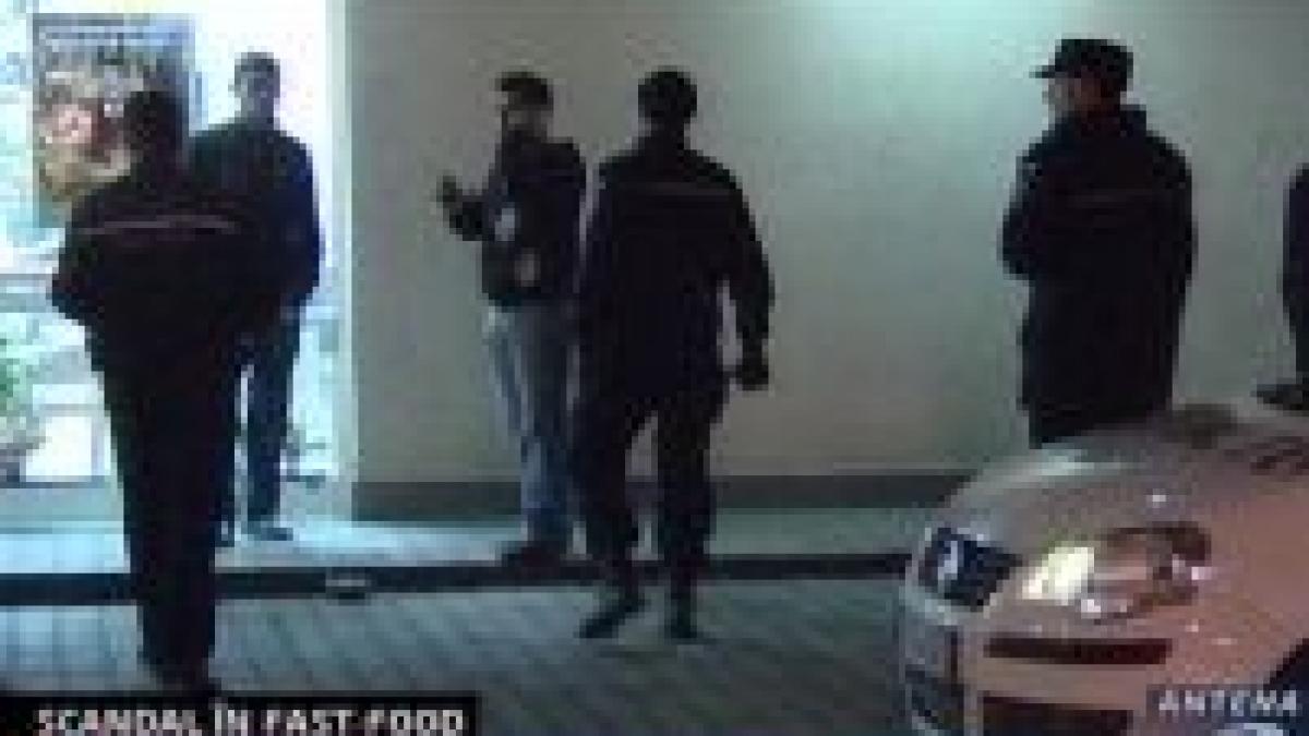 trei tineri au fost agresati intr un fast food din capitala video