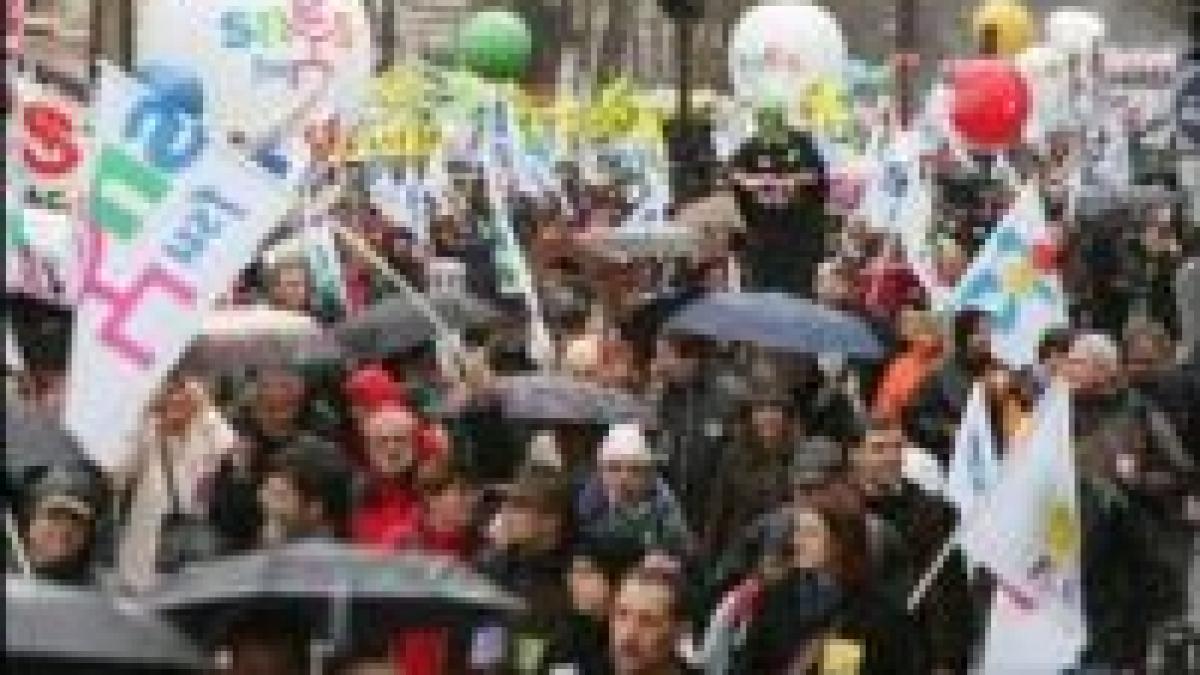 greva de amploare in franta functionarii se alatura protestului din transporturi