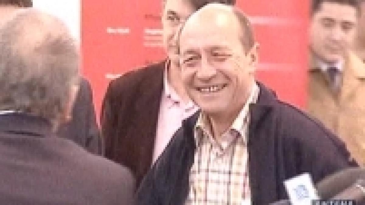 iliescu si basescu s au evitat reciproc la targul de carte gaudeamus video