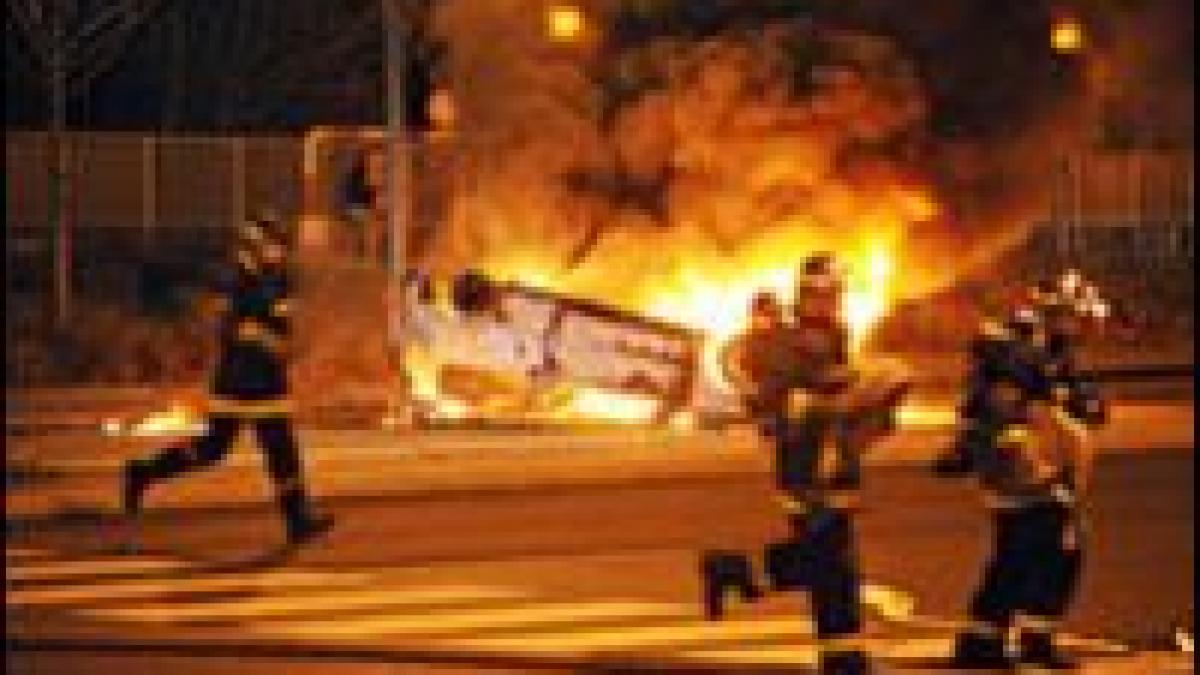 paris incendii in semn de protest fata de moartea a doi adolescenti