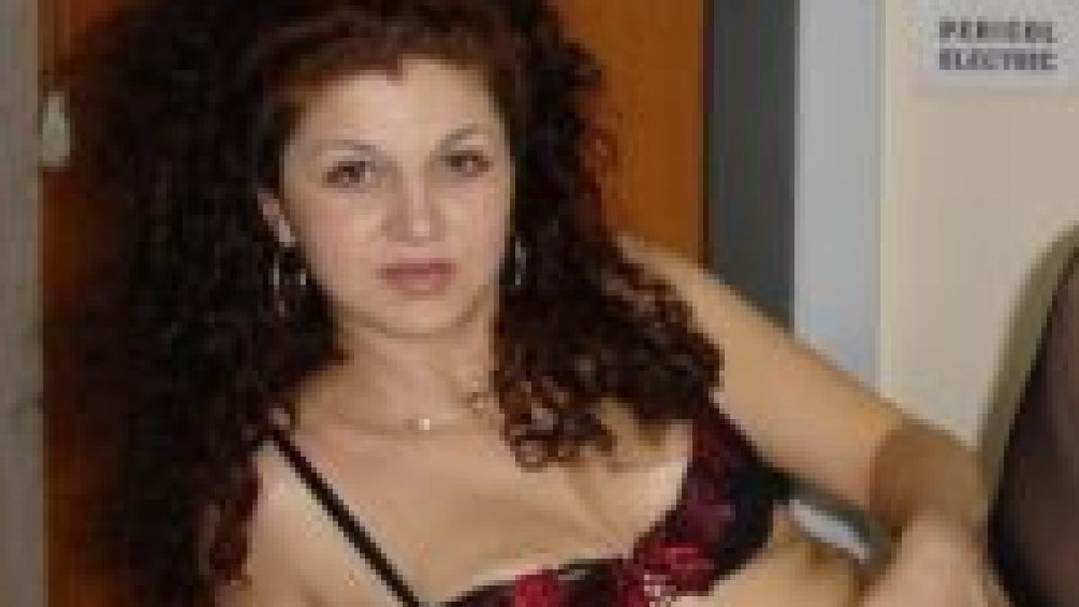 angajata unei banci din alba a pozat nud in birou galerie foto