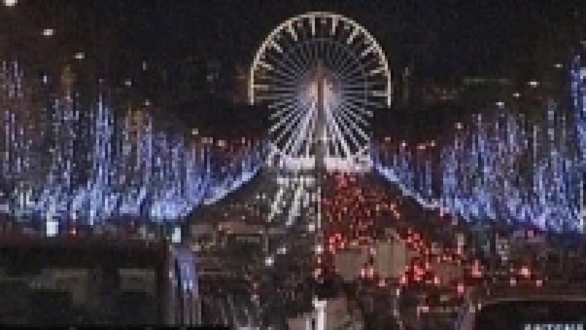 s a dat startul sarbatorilor de iarna parisul impodobit cu milioane de lumini video