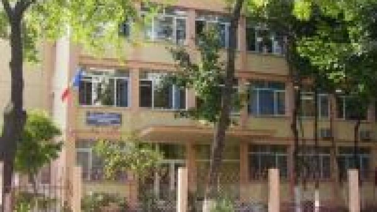 alarma cu bomba la doua scoli din capitala