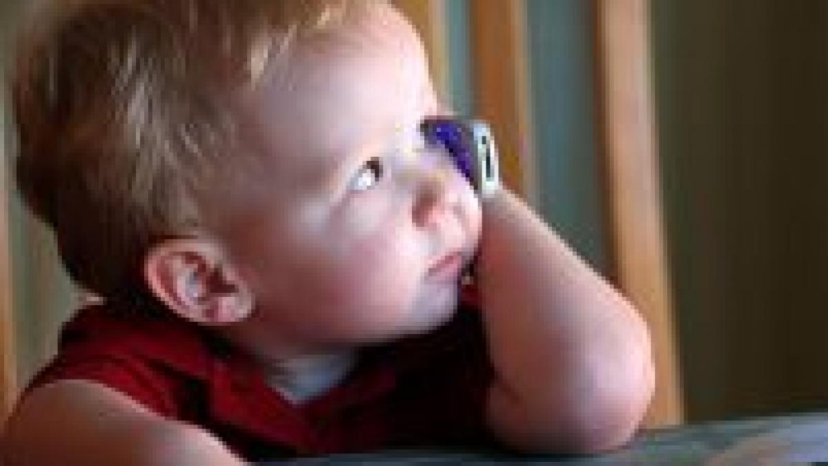 Telefoanele mobile cresc riscul apariţiei cancerului la glandele salivare