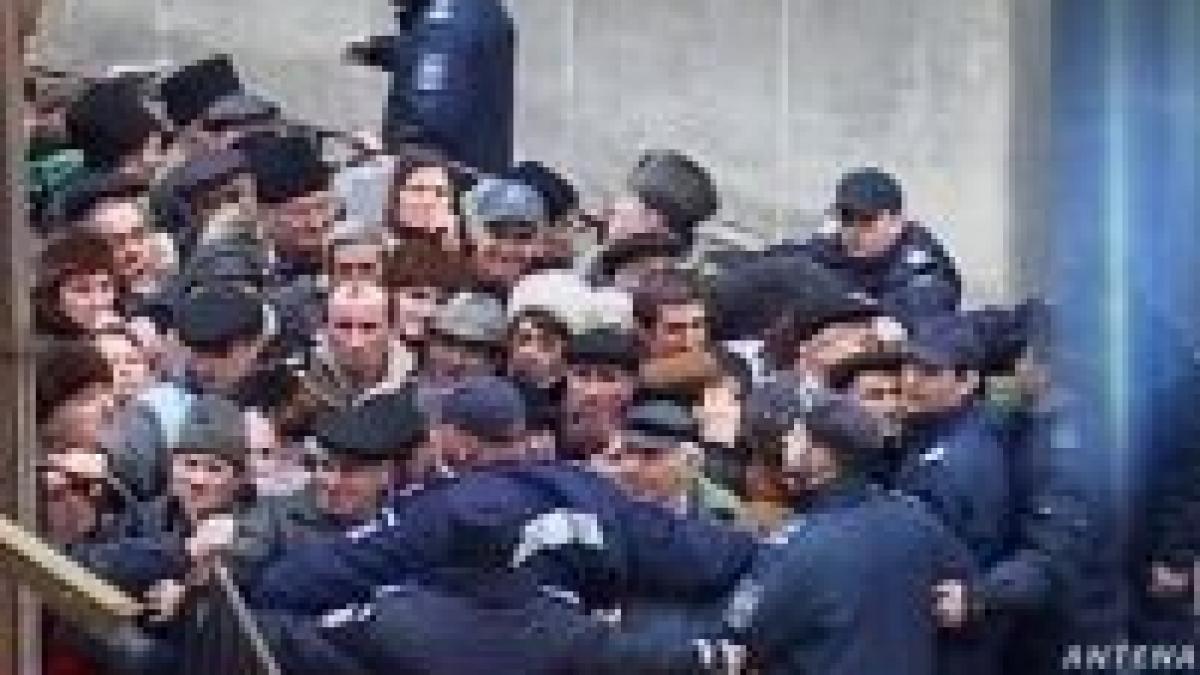 sute de pensionari s au inghesuit pentru bilete de tratament la valcea