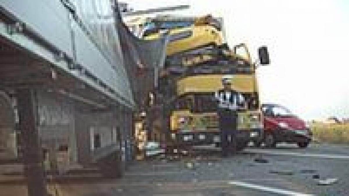 un autocar cu peste 40 de persoane s a ciocnit cu un tir pe dn1 7 raniti