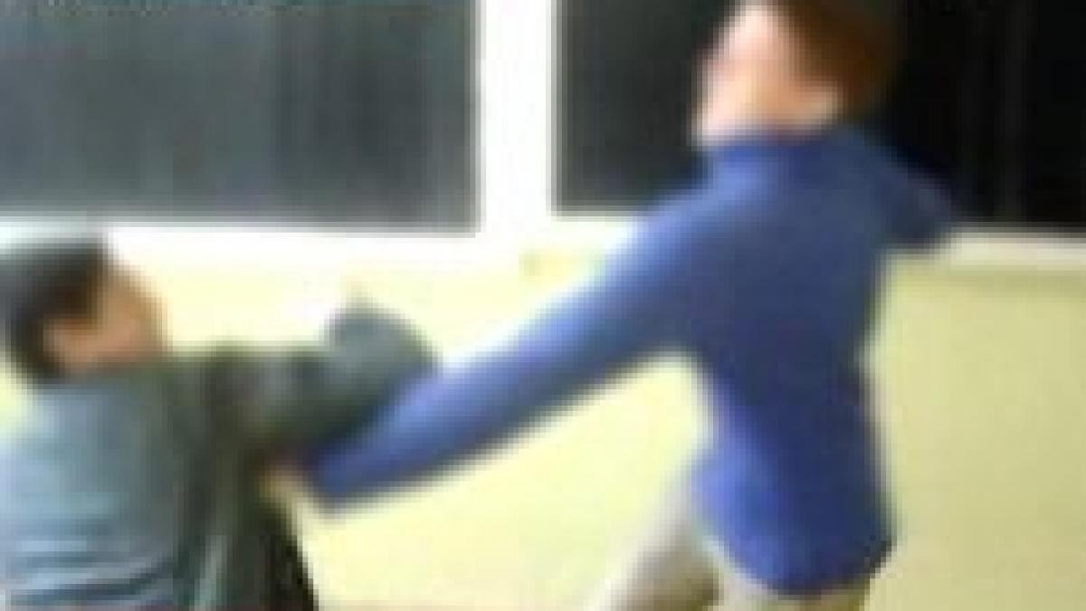 elev batut de colegii de clasa in timpul orelor la hunedoara